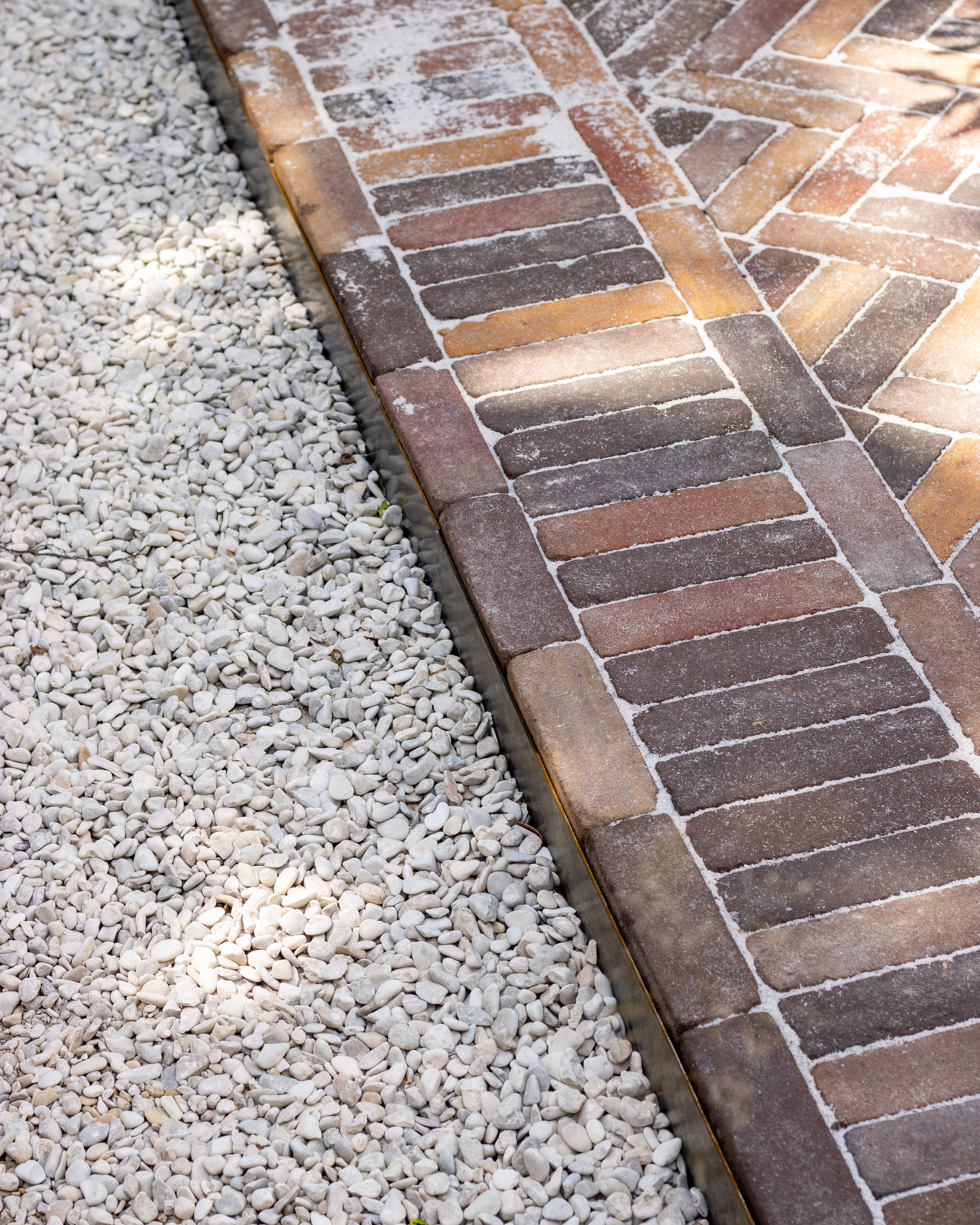 visgraatverband waaltjes met bandafwerking en grindrand