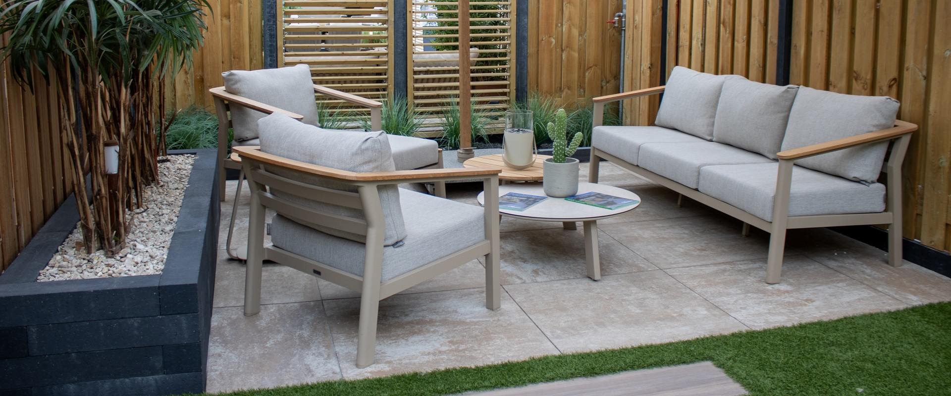 tuinmeubelen proefzitten in de showrooms.jpg?1766412989&focus=57.76 66