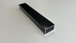 Aluminium onderbalk t.b.v. dekdelen, 3 x 5 x 400 cm, zwart RAL 9005.*