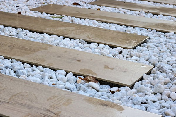 Met grind & split geeft u uw tuin of oprit in een handomdraai een elegante uitstraling. Kom een kijkje nemen in één van onze showrooms en ontdek ons ruime assortiment aan diverse stenen. Of u nu op zoek bent naar een kleine hoeveelheid grind & split of juist een grote oplage, wij kunnen alles hoeveelheden leveren.