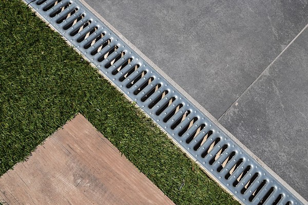 Stevige regenval veroorzaakt vaak wateroverlast rondom de woning. Deze goten zorgen ervoor dat de ingang
van uw woning, de oprit en het terras zelfs bij hevige regenval beloopbaar blijven. Het water wordt over de volledige
gootlengte snel opgenomen en afgevoerd. Zo droogt de verharding rondom de woning snel weer op. Dat is wel zo comfortabel!