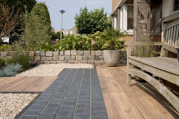 Kiest u voor uw tuin voor stenen en/of klinkers? Dan zijn de mogelijkheden eindeloos! U heeft een ruime keuze aan formaten en zelfs aan kleuren. Kies voor een klassieke look met bijvoorbeeld gebakken bestrating, of ga compleet out of de box door verschillende stijlen en kleuren met elkaar te combineren.