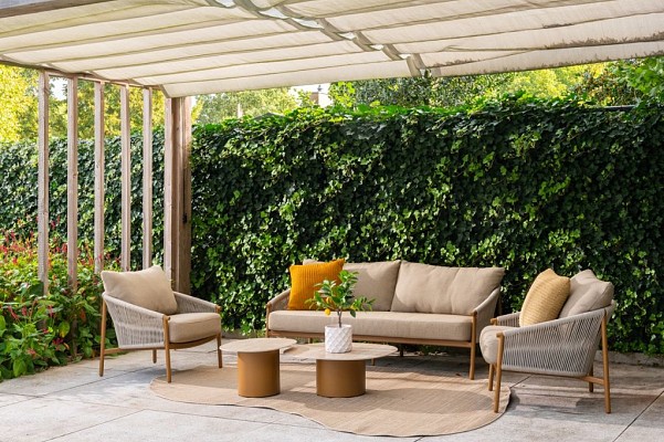 De hoge kwaliteit van de Postmus-Tuinmeubelen staat als een van onze pijlers bovenaan de voorwaarden. Al onze tuinmeubelen kunnen jaar rond in het buitenleven blijven staan. Met daarbij de waterbestendige kussen maakt het uw lounge- of tuinset compleet!

Wilt u een van onze producten willen uitproberen? Kom langs bij onze showroom in Valkenburg. Hier hebben wij diverse showmodellen tentoongesteld staan.