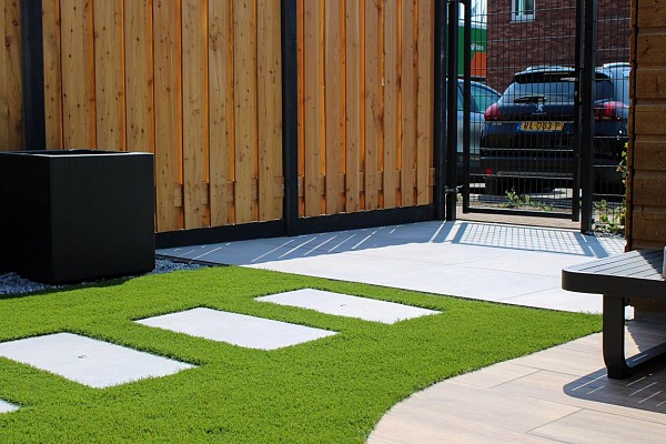 Is het gras altijd groener bij de buren? Niet als u kiest voor kunstgras. Bij Postmus hebben we een assortiment aan kunstgras dat niet van echt is te onderscheiden. Met kunstgras kiest u voor een onderhoudsarm en stralend middelpunt van uw tuin. Naast dat het gras er altijd groen bij ligt, is het kunstgras ook ideaal voor kinderen of huisdieren om op te spelen.