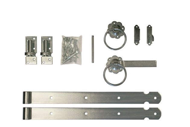 Traditioneel klinkstel met hengen en duimen, t.b.v. houten deuren en hekpoorten.*