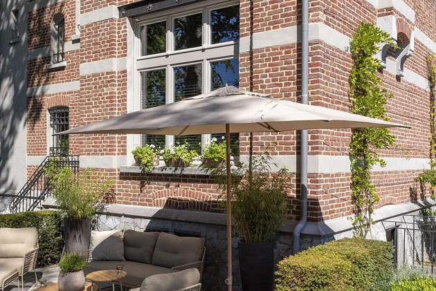 4 Seasons Outdoor Azzurro parasol 200 x 300 cm. zand met houtlook frame OP=OP